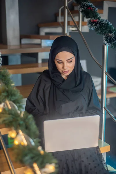 Beautiful Girl Hijab Typing Laptop Speak Phone Learning Photography — Stock Photo, Image