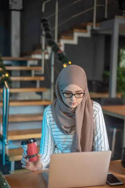 Kolaj için fotoğraf konusunda tesettürlü Müslüman kız