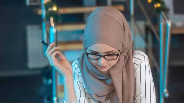 Muslimská Dívka Hidžáb Studdy Fotografii Pro Koláž — Stock fotografie