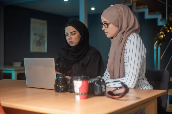 Mladí Muslimští Studenti Hidžábem Psaní Notebooku Držení Fotoaparátů Učení Fotografii — Stock fotografie