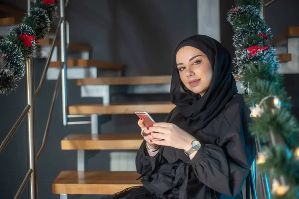 Девушка Хиджабом Ноутбуке Разговаривает Телефону Узнает Фотографии Лицензионные Стоковые Изображения
