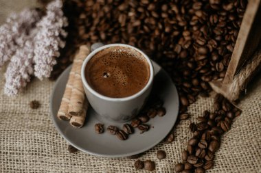 Siyah arka planda koyu kahve ve detaylar.