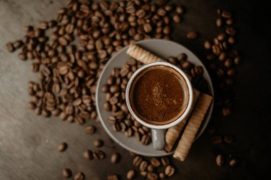 Siyah arka planda koyu kahve ve detaylar.