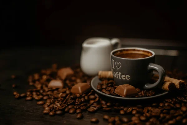 Svart Kaffe Isolerad Svart Bakgrund Med Detaljer — Stockfoto