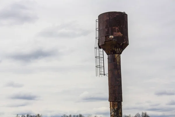 Tanque de agua oxidada en un día nublado — Foto de Stock