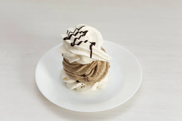 Biscoitos de merengue de baunilha francesa com creme de café no fundo branco . — Fotografia de Stock