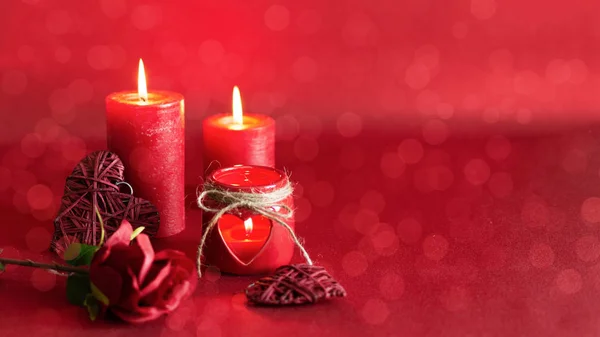 Романтический фон ко дню Святого Валентина в красных тонах со свечами, сердечками и цветами роз . — стоковое фото