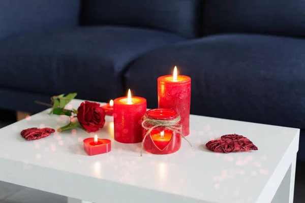 Sfondo romantico per San Valentino in colori rossi con candele, cuori e fiori di rose . — Foto Stock