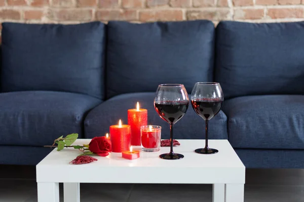 Романтический вечер в красных тонах с вином, розами и свечами . — стоковое фото
