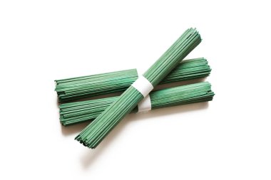 Beyaz arka planda yalıtılmış spirulinalı çiğ vejetaryen erişteli soba. Geleneksel Japon yemekleri.
