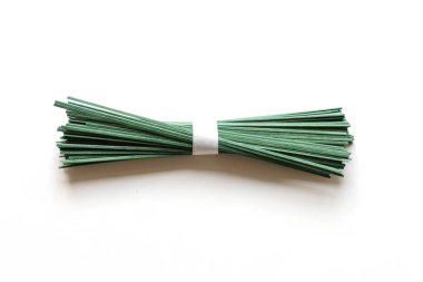 Beyaz arka planda yalıtılmış spirulinalı çiğ vejetaryen erişteli soba. Geleneksel Japon yemekleri.