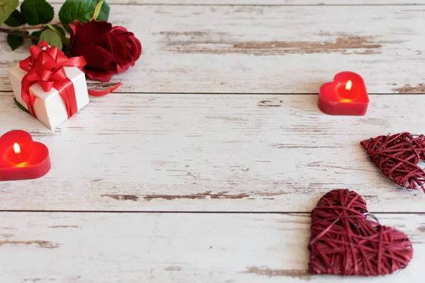 Красные розы с червями и свечами на деревянном фоне. День святого Валентина или концепция свадебной карты с копировальным пространством  . — стоковое фото