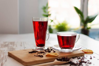 Bir fincan ambar çayı (karkade, kırmızı kuş, Agua de flor de Jamaica) bir masada..