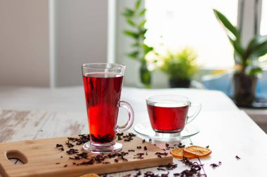 Bir fincan ambar çayı (karkade, kırmızı kuş, Agua de flor de Jamaica) bir masada..