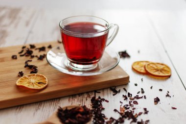 Bir fincan ambar çayı (karkade, kırmızı kuş, Agua de flor de Jamaica) bir masada..