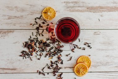 Bir fincan ambar çayı (karkade, kırmızı kuş, Agua de flor de Jamaica) bir masada..