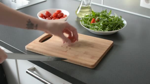 Meisje Salade Maken Met Verse Groene Arugula Tomatenkers Een Witte — Stockvideo