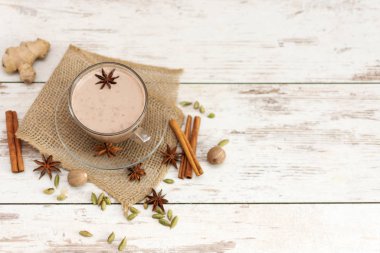 Tarçın Çubuğu, Tayland Kakule, Zencefil, Star Anise, Karabiber ve Kara Çay gibi aromatik baharatlı ve otlu siyah çay demleyerek yapılan maala çayı..