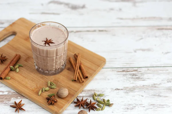 Masala chai feita pela fabricação de chá preto com especiarias aromáticas e ervas, como pau de canela, cardamomo tailandês, gengibre, anis estrelado, pimenta preta e chá preto . — Fotografia de Stock