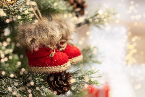 クリスマスのストッキングのおもちゃで飾られたクリスマスツリー。装飾クリスマスモミの木. — ストック写真