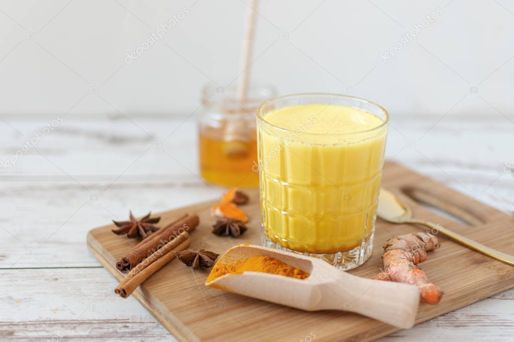 Leche de cúrcuma dorada con canela y otras especias aromáticas. Bebida