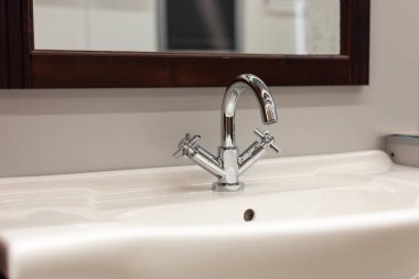 Modern krom banyo musluğu. Banyo musluğu. Lüks banyo içi..