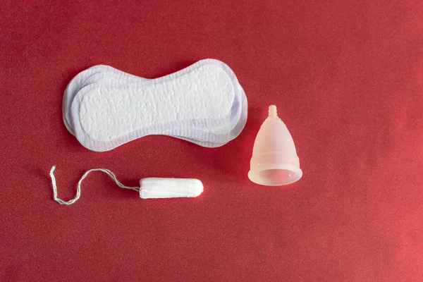 Набор менструальных чашек, гигиенических прокладок и тампонов. Лучший способ для женской менструальной защиты . — стоковое фото