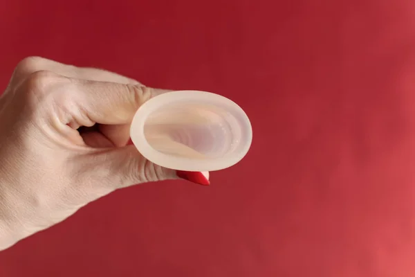 Защита для женской гигиены. Менструальные чашки, как экологический способ для защиты женщин от менструаций . — стоковое фото