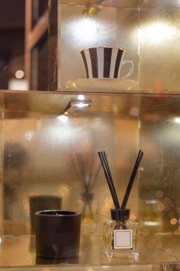 Aromatik sazlık ayırıcı ve kaplıca iç tarafındaki altın ayna rafında mum..
