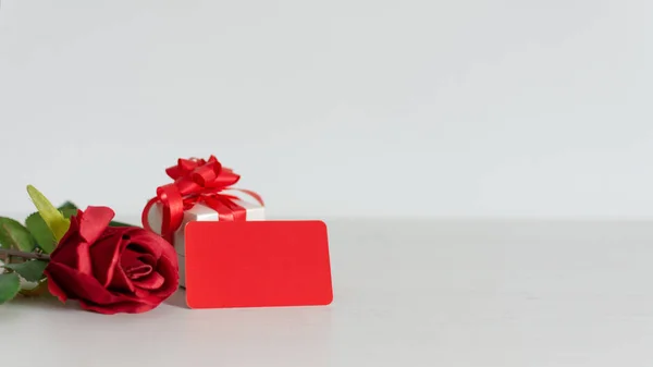 Валентина или подарок на годовщину и куча красивых красных роз с прикрепленным красным безымянным тегом подарка для вашего текста . — стоковое фото