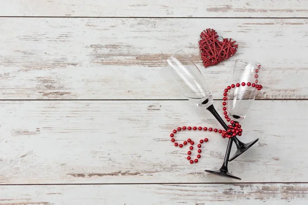 Романтический фон ко дню Святого Валентина - красное сердце, очки с цепочкой из бусин. Праздничный ужин . — стоковое фото