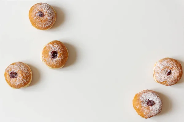 Ханука суфгания. Традиционные еврейские пончики для Хануки с красным джемом и сахарным порошком вид сверху . — стоковое фото