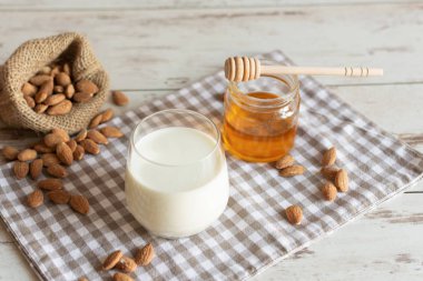 Badem fıstıklı ve ballı taze organik badem sütü. Sağlıklı yeme kavramı.