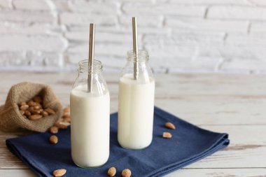 Badem fıstıklı organik badem sütü. Sağlıklı yeme kavramı.