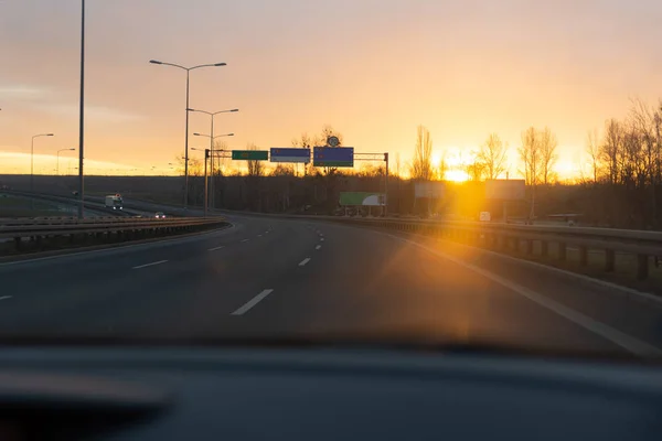 Východ slunce na silnici z okna auta. — Stock fotografie