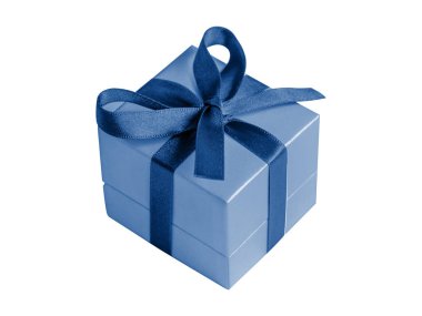 Modern klasik mavi renkte kurdeleli hediye kutusu beyaz arkaplanda izole.