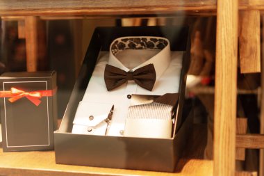 Erkek gömleği ve papyon şık bir kutuda. Erkekler için hediye fikri..