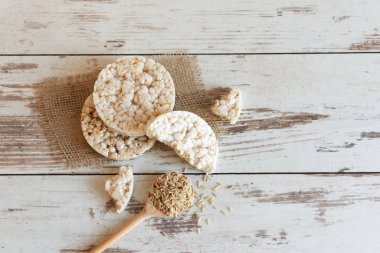 Diyet için sağlıklı puflanmış pirinç gözlemesi. Pirinç keki sağlıklı bir yeme konseptidir..