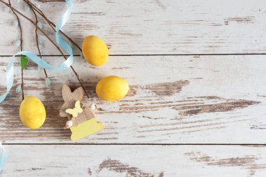 Sarı renkli Paskalya yumurtaları ve ahşap masada komik Paskalya tavşanı. Mutlu Paskalyalar.