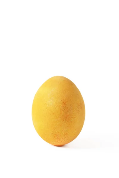 Uovo di Pasqua giallo isolato su sfondo bianco. Buona Pasqua. . — Foto Stock