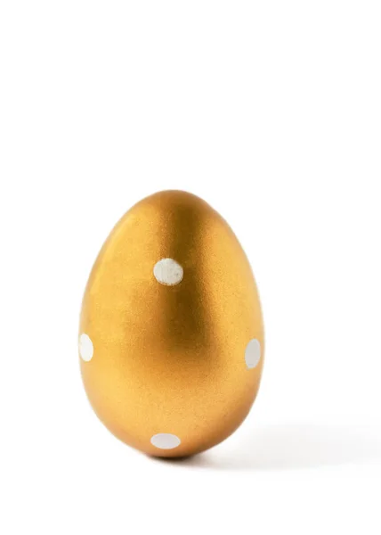 Goldfarbenes Osterei isoliert auf weißem Hintergrund. Frohe Ostern. — Stockfoto