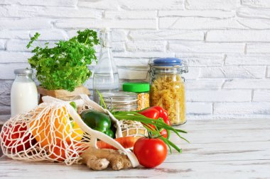 Meyve ve sebzeli bakkal poşeti. Sıfır atık, plastik alışveriş yok. Sürdürülebilir yaşam tarzı kavramı.