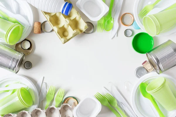 Geri dönüşüm için çöp grubu. Ayrımcı metal, tek kullanımlık plastik ve kağıttan çerçeve.