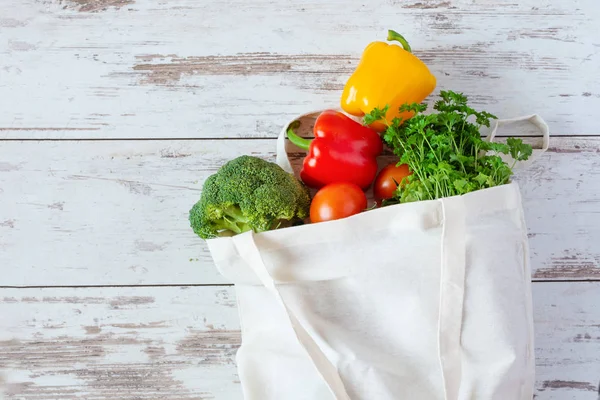 Saco ecológico de algodão para supermercado com legumes. Sem desperdício, sem compras de plástico. Conceito de estilo de vida sustentável . — Fotografia de Stock