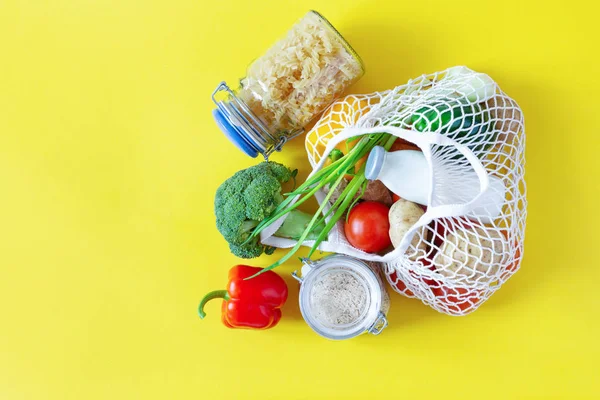 Cotton mesh bag for grocery with fruits and vegetables. Zero waste, no plastic shopping. Sustainable lifestyle concept. — Stock Photo, Image