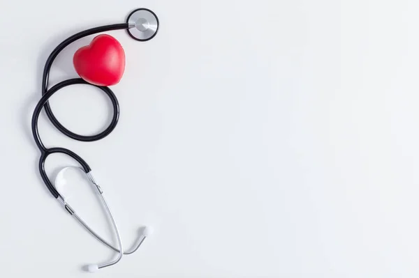 Kırmızı kalpli bir doktorun steteskobu. Sağlık hizmetleri tıbbi konsepti.