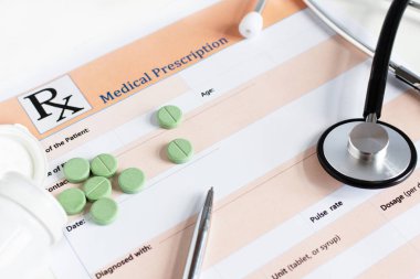 Doktorun setoskobu ve haplarıyla reçeteli..