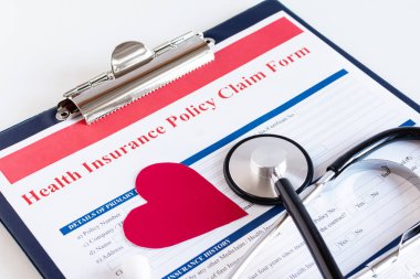 Dosyasında steteskop olan boş bir sağlık sigortası talep formu.