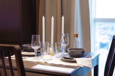 Tatil yemeği için sofra takımı dekoru.