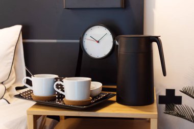 Yatağın yanındaki modern iç dekorda sabah kahvesi..